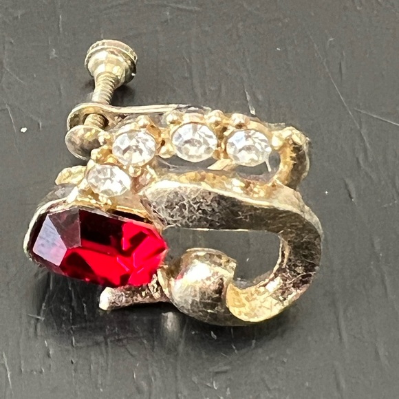 PRE-OWNED PAIR OF 1” GOLDTONE SCREW BACK EARRINGS W/RED & WHITE CRYSTALS CTM2 - Picture 4 of 5